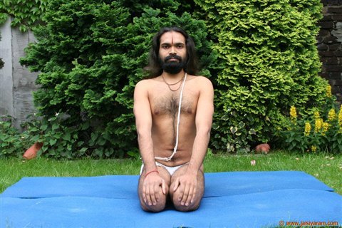 Vajrasana – Postura de rodillas