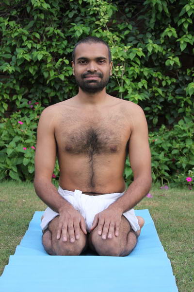 Virasana – POstura del Héroe